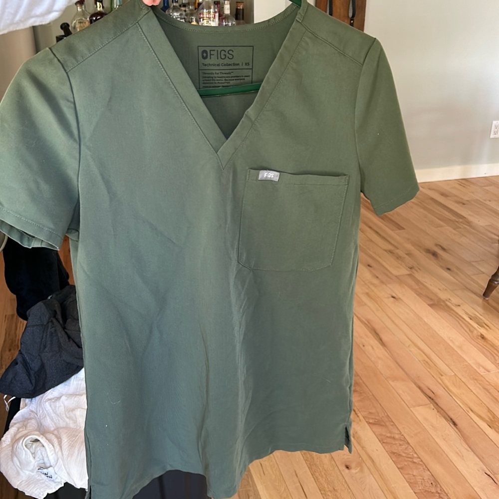 Figs one pocket top
